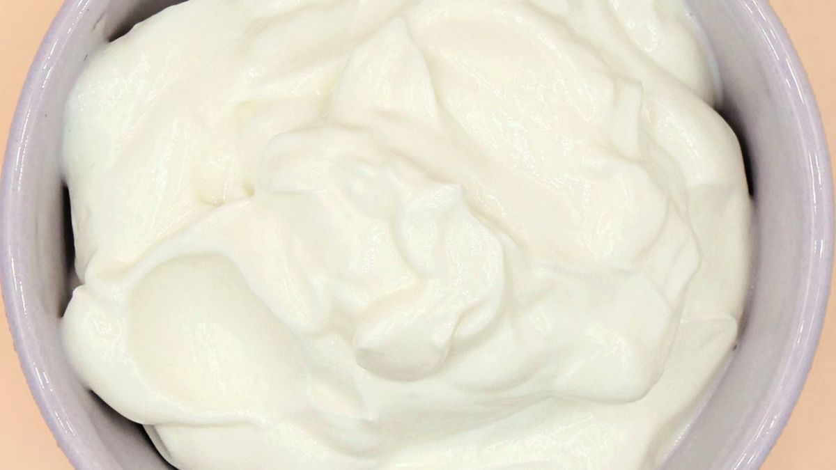 Śmietana ma wiele odmian i zastosowań, od lekkiej i kwaśnej po tłustą i słodką.