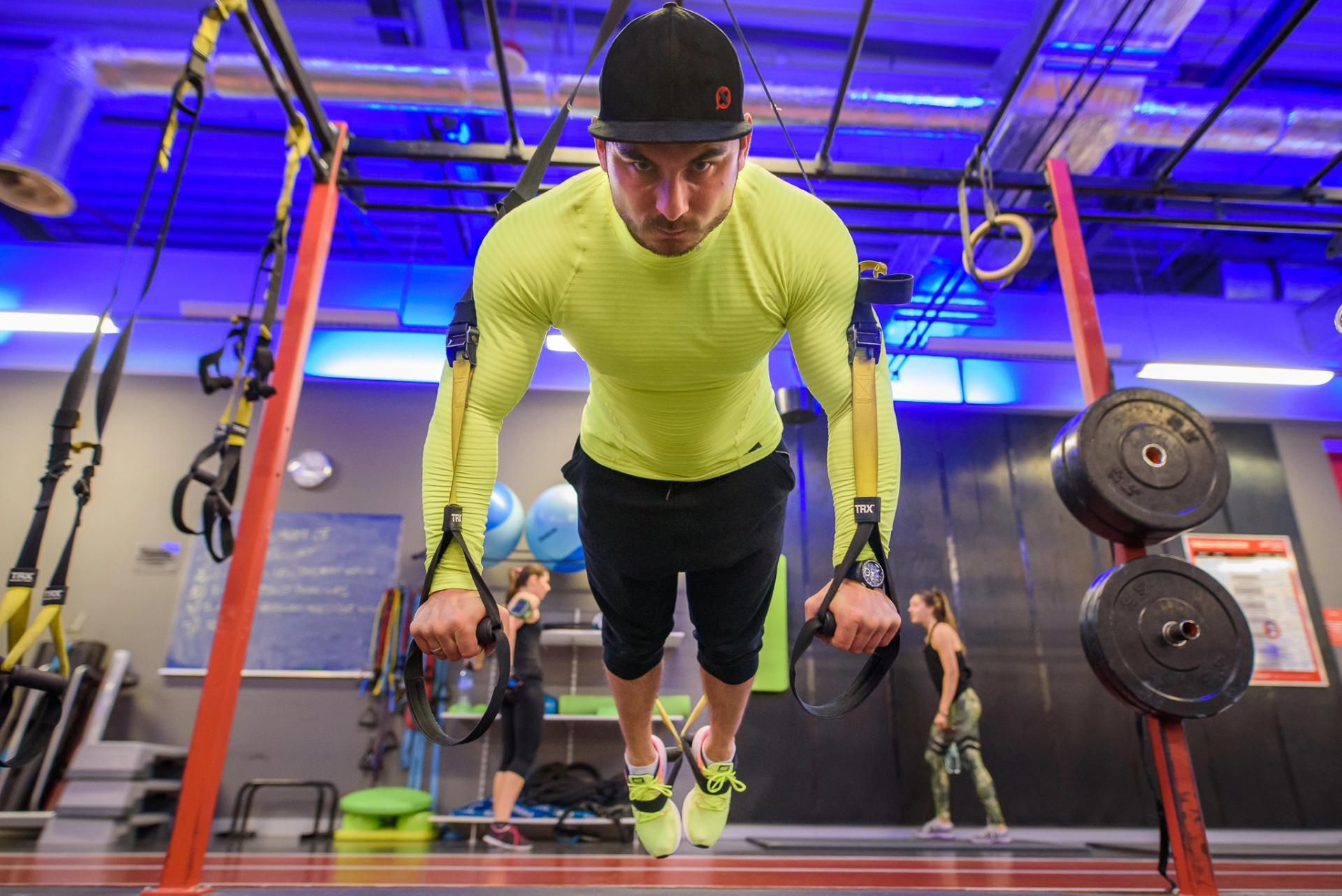 Tomek Lenart jest trenerem personalnym oraz trenerem przygotowania motorycznego