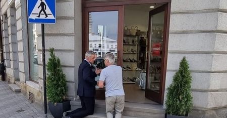 Poseł modlił się na schodach sklepu. Mówił o fałszywych prorokach