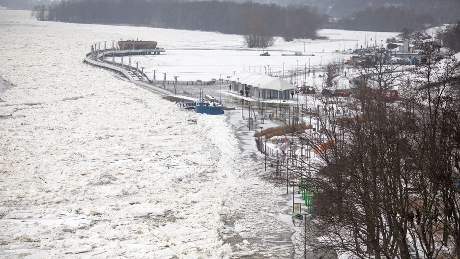 Płock. Wysoki stan wody w Wiśle w Płocku. Od poniedziałku na terenie Płocka obowiązuje alarm przeciwpowodziowy 