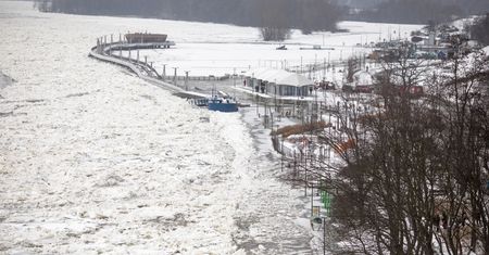 Płock. Wysoki stan wody w Wiśle. Co z lodołamaczami?