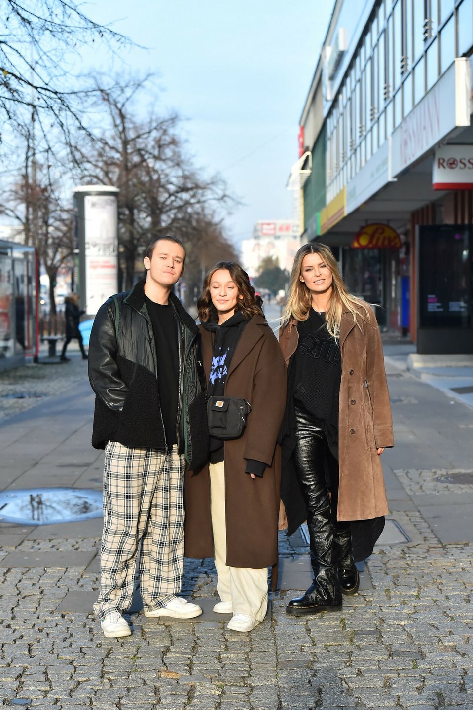 Marta Wiśniewska z dziećmi przed studiem "Dzień dobry TVN"