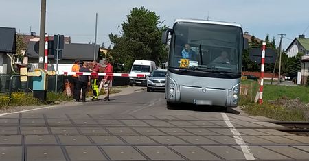 Autobus pełen dzieci ominął zamknięte zapory. Niedługo potem przejechał pociąg
