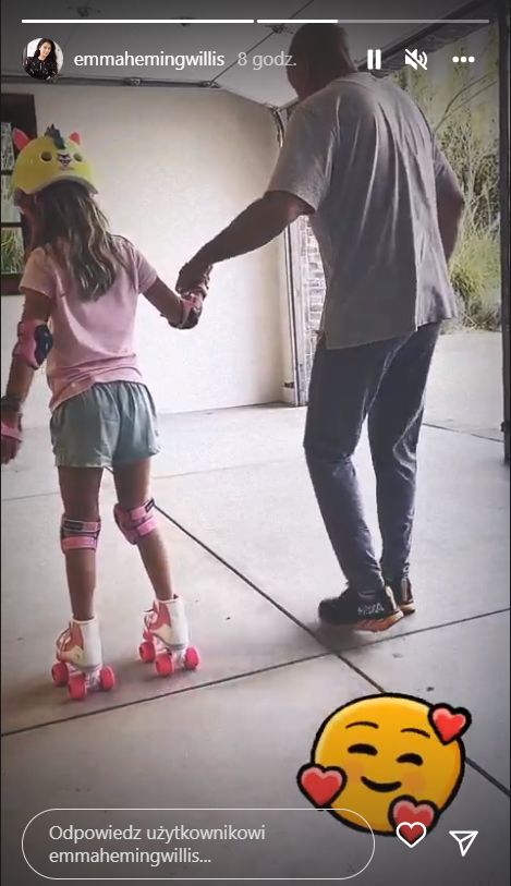 Bruce Willis podtrzymuje córeczkę.