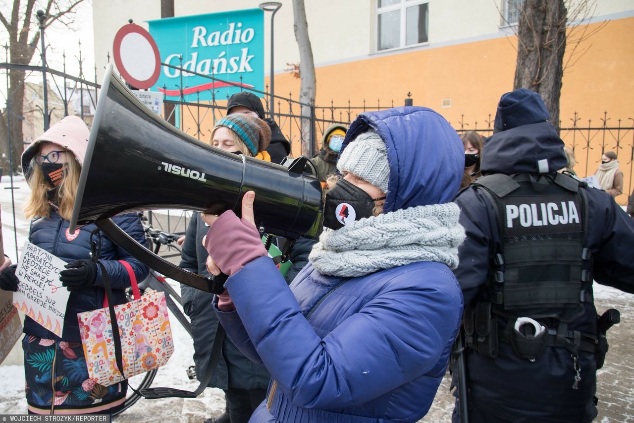 Protest przeciw upartyjnieniu mediów przed siedzibą Radia Gdańsk 