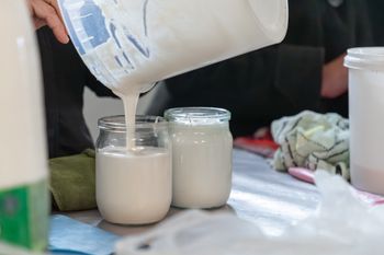 Ależ ten napój przynosi ulgę jelitom. Seniorzy powinni po niego sięgać jak najczęściej