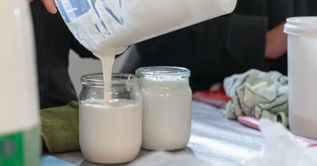 Ależ ten napój przynosi ulgę jelitom. Seniorzy powinni po niego sięgać jak najczęściej