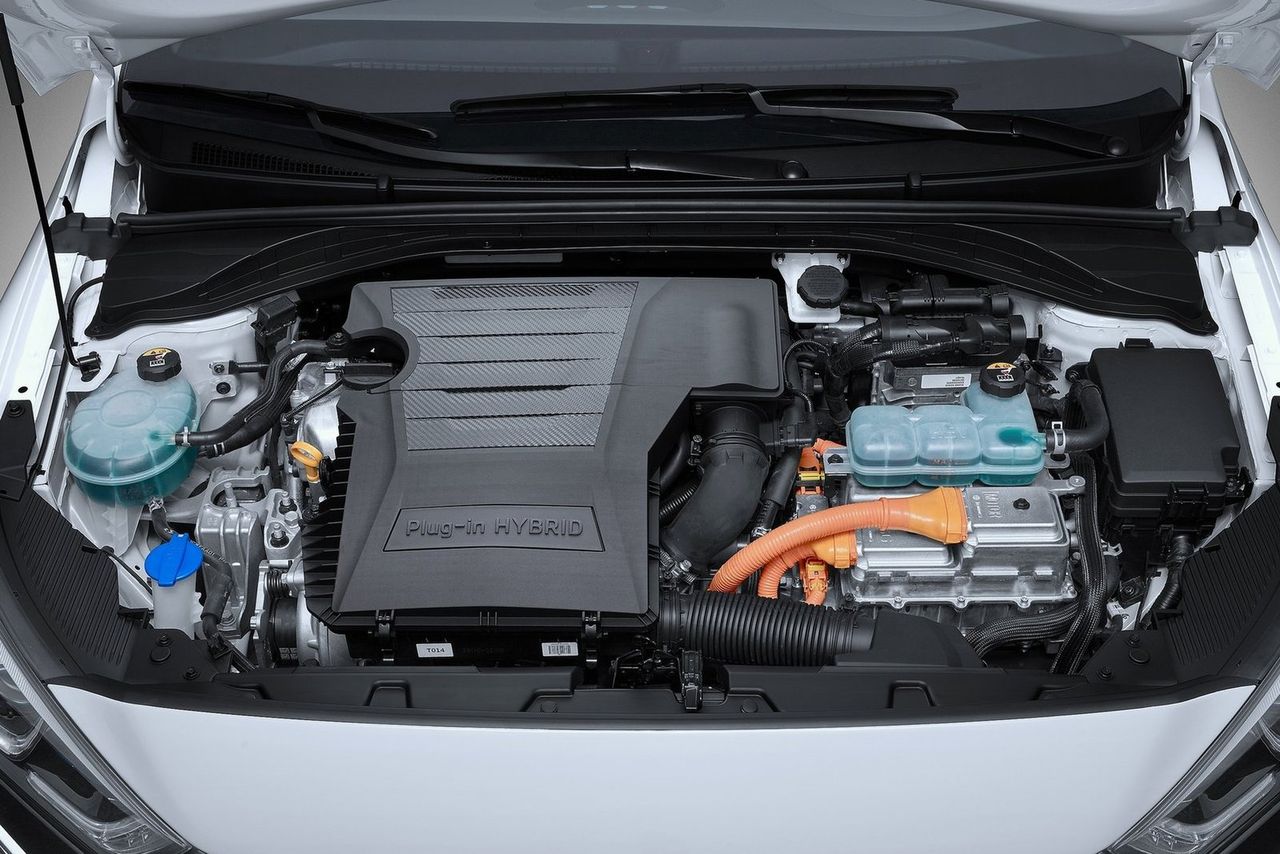 Większą baterię znajdziemy w wersji Plug-in Hybrid napędzanej tym samym silnikiem benzynowym i motorem elektrycznym o zwiększonej do 61 KM mocy. Dzięki większej pojemności baterii 8.9 kWh można przejechać 50 km wykorzystując tylko energię elektryczną. W cyklu mieszanym Hyundai Plug-in Hybrid emituje 32 g CO2 na kilometr.