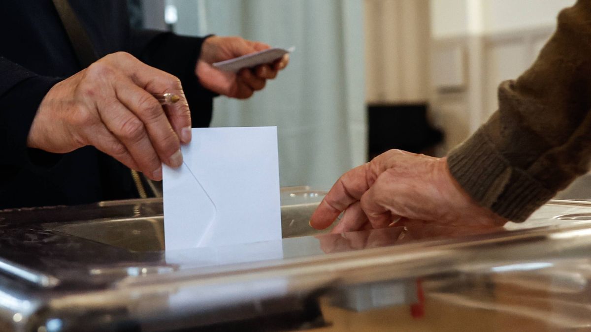Parisians vote for referendum on plans to pedestrianize 500 new streets in the city
epa11983097 A person casts their ballot during a referendum on plans to pedestrianize 500 new streets in the city at a polling station in Paris, France, 23 March 2025. Paris City Hall is organizing a public vote for Parisians to vote for or against the greening and pedestrianization of 500 new streets.  EPA/MOHAMMED BADRA 
Dostawca: PAP/EPA.
MOHAMMED BADRA
referendum, voting, poll, initiative, pedestrian-friendly