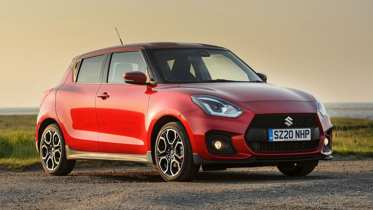 Swift po liftingu zyskał zmodernizowaną miękką hybrydę i nowe opcje wykończenia.