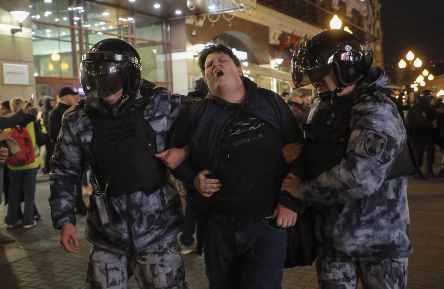 Russian policemen detain a participant of an unauthorised protest against the partial mobilisation due to the conflict in Ukraine, in central Moscow, Russia, 21 September 2022. Russian President President Putin has signed a decree on partial mobilization in the Russian Federation, with mobilization activities starting on 21 September. Russian citizens who are in the reserve will be called up for military service. On 24 February 2022 Russian troops entered the Ukrainian territory in what the Russian president declared a 'Special Military Operation', starting an armed conflict that has provoked destruction and a humanitarian crisis. EPA/MAXIM SHIPENKOV Dostawca: PAP/EPA.