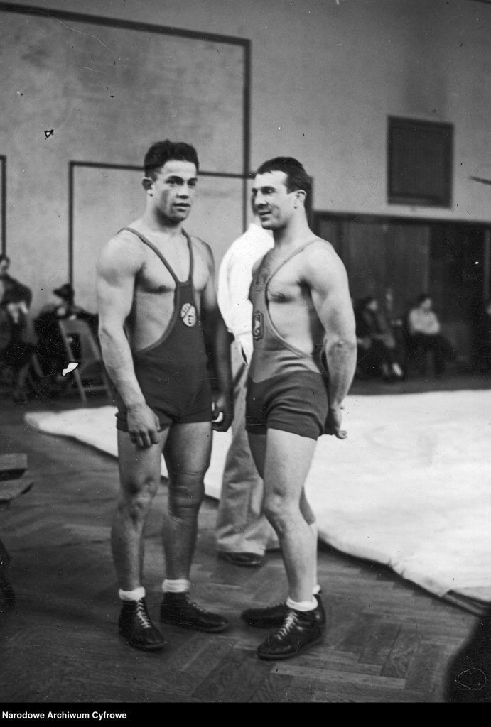 Zapaśnicy brązowy medalista w wadze do 67 kg Marian Świętosławski (z lewej) i Henryk Szlązak
