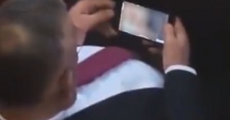 Serbski poseł złożył mandat. Trudno uwierzyć, co robił w trakcie obrad