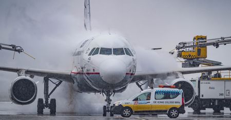"Zużycie rośnie skokowo". Obecna zima to wyzwanie dla odladzania samolotów