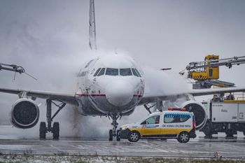 "Zużycie rośnie skokowo". Obecna zima to wyzwanie dla odladzania samolotów