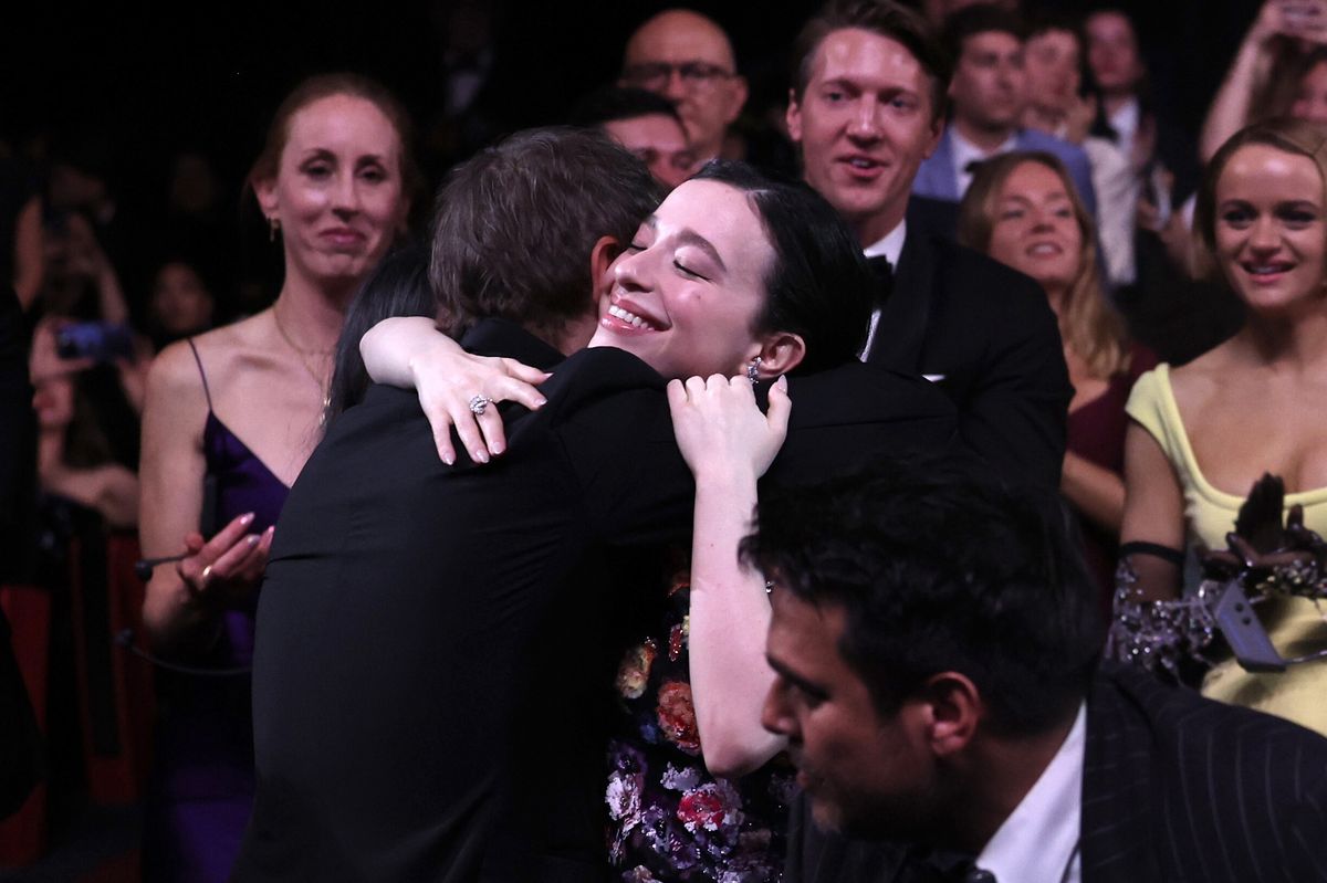 Ceremonia zamknięcia 77. festiwalu w Cannes. Sean Baker przytula Mikey Madison, gwiazdę "Anory" nagrodzonej Złotą Palmą