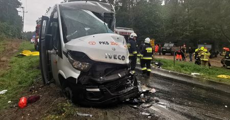 Wypadek busa z dziećmi. Zderzenie z ciężarówką