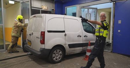 Bezdomny wjechał w komisariat. Policja twierdzi, że to była zemsta