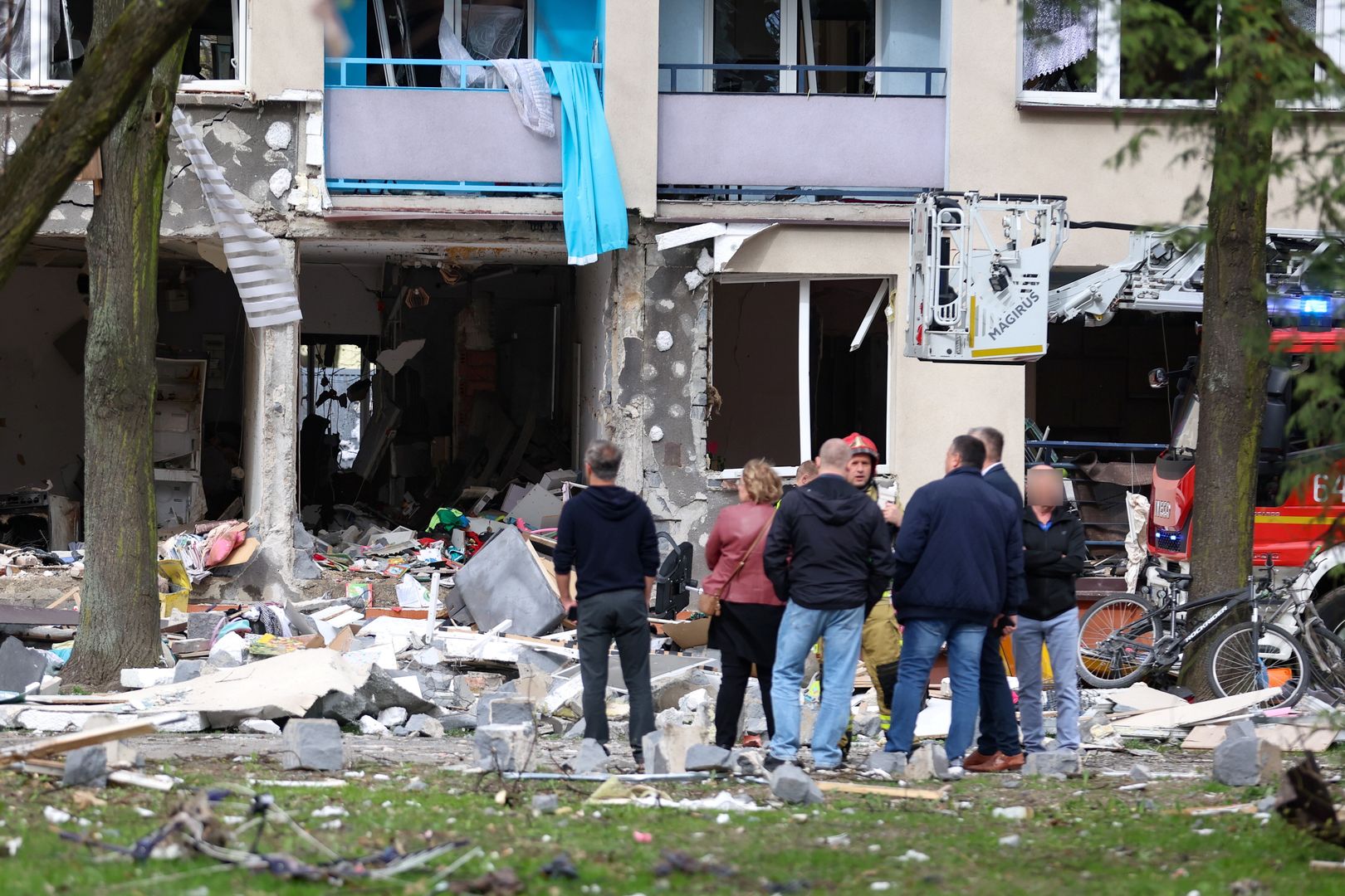 Tychy, 01.04.2024. Budynek mieszkalny przy ul. Darwina w Tychach gdzie, 1 bm. doszło do wybuchy gazu. Obecnie jest piętnaście osób poszkodowanych; nie mamy informacji o ofiarach śmiertelnych. (aldg) PAP/Michał Meissner***Zdjęcie do depeszy PAP pt. "Tychy/ Po wybuchu gazu w bloku 15 osób poszkodowanych trafia do szpitali" ***