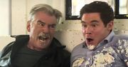 "Teściowie poszukiwani". Pierce Brosnan i ciary żenady. Absurdalny hit Netfliksa
