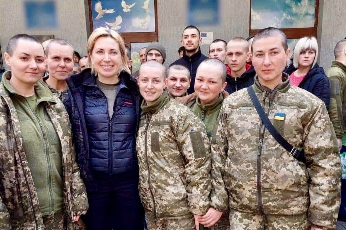 Ukraińskie żołnierki uwolnione w zamian za Rosjan. W niewoli ogolono im głowy