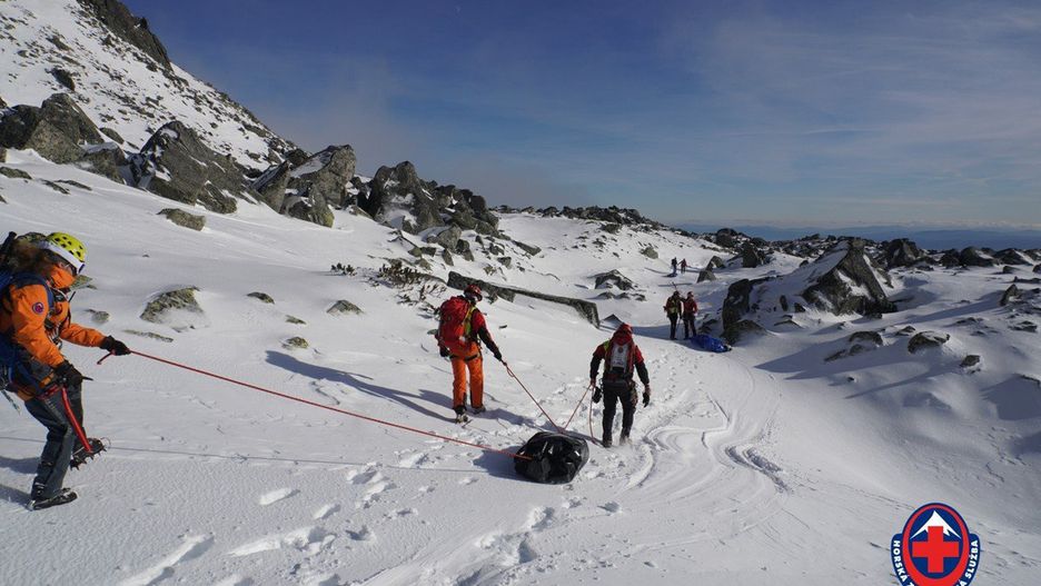 Ciała Polaków zwożone spod Gerlacha przez słowackich ratowników (Fot. Horská záchranná služba/Facebook)