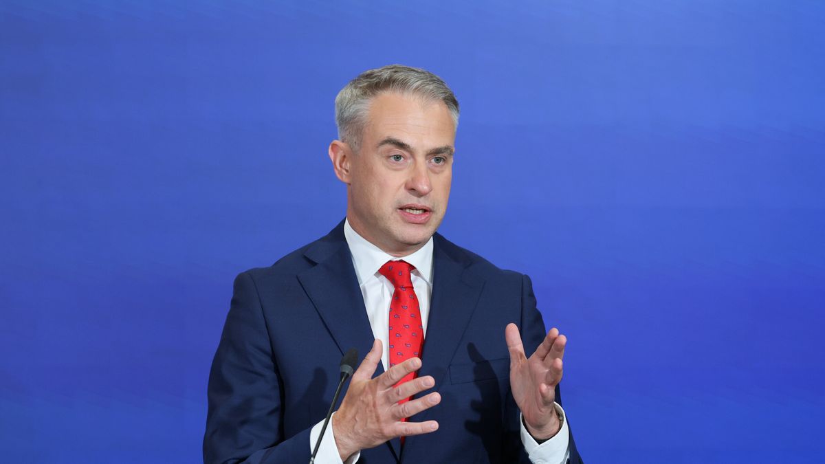 Warszawa, 12.08.2026. Wicepremier, minister cyfryzacji Krzysztof Gawkowski podczas konferencji prasowej w Warszawie, 12 bm. Konferencja dot. wycieku danych związanego z jedną z firm obsługujących lekarzy i gabinety lekarskie, która to gromadziła dane pacjentów z całej Polski. (mr) PAP/Paweł Supernak