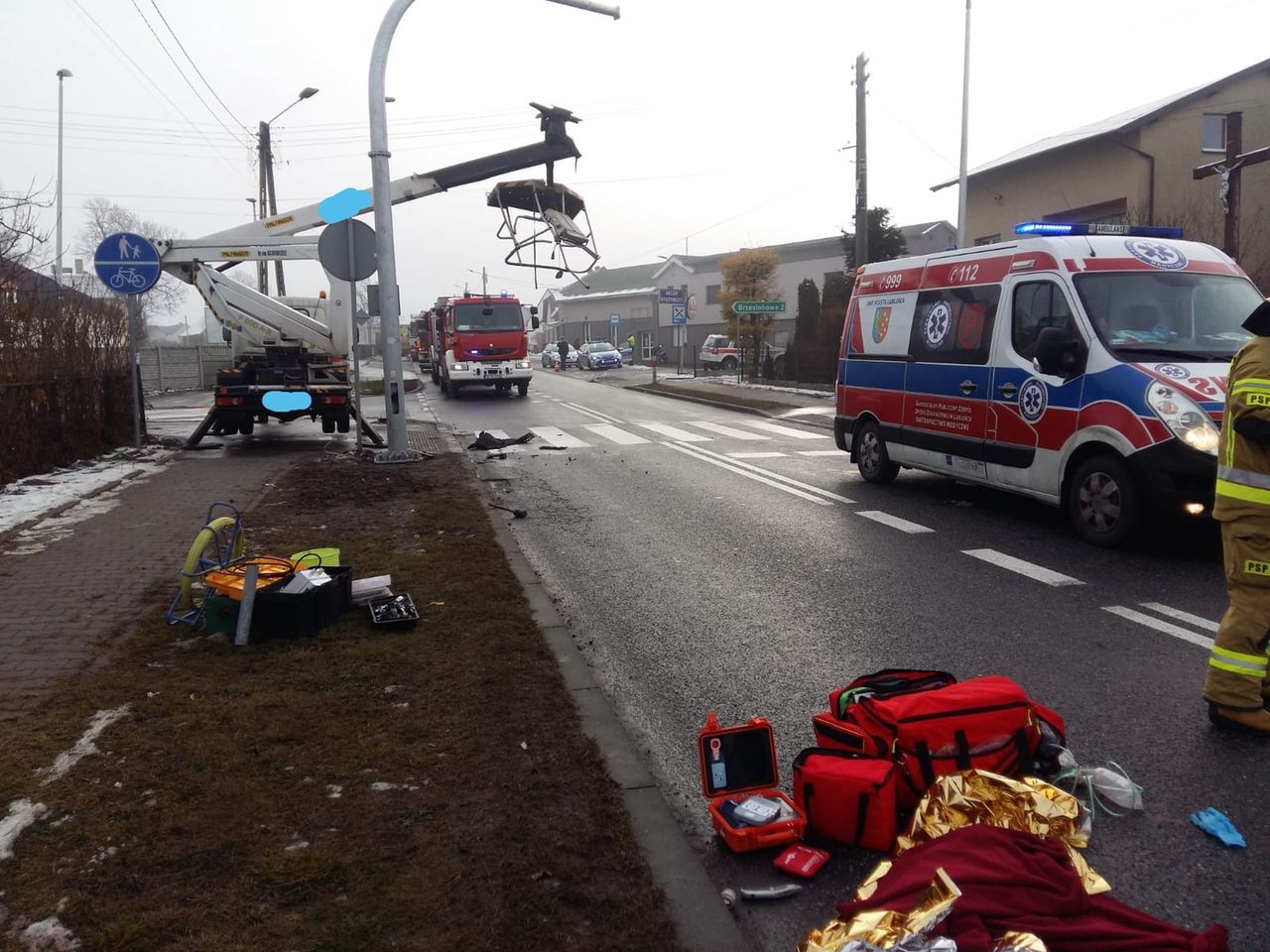 Groźny wypadek na dk11 w Glinicy. Ciężarówka wjechała w kosz podnośnika