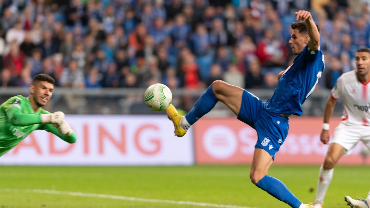 Poznań, 06.10.2022. Piłkarz Lecha Poznań Filip Marchwiński (P) i bramkarz Omri Glazer (L) z Hapoelu Beer Szewa podczas meczu grupy C Ligi Konferencji, 6 bm. (gj) PAP/Jakub Kaczmarczyk