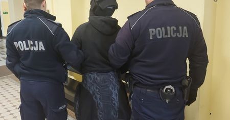 Burda w samolocie. Pasażer rzucił się z pięściami na ludzi