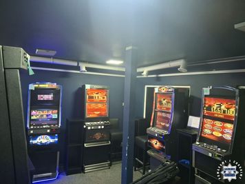 Nielegalny hazard w Skarżysku-Kamiennej. Służby zabezpieczyły 5 automatów do gier