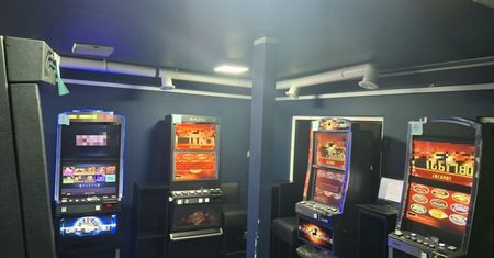 Nielegalny hazard w Skarżysku-Kamiennej. Służby zabezpieczyły 5 automatów do gier