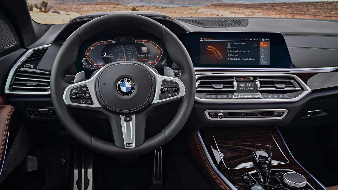 Wnętrze, jak przystało na współczesne BMW, jest naszpikowane technologią.