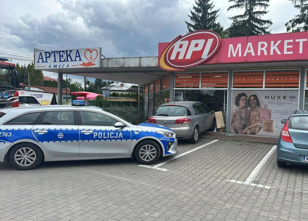 70-latek wjechał w witrynę apteki. Policjanci skierowali go na badania kontrolne