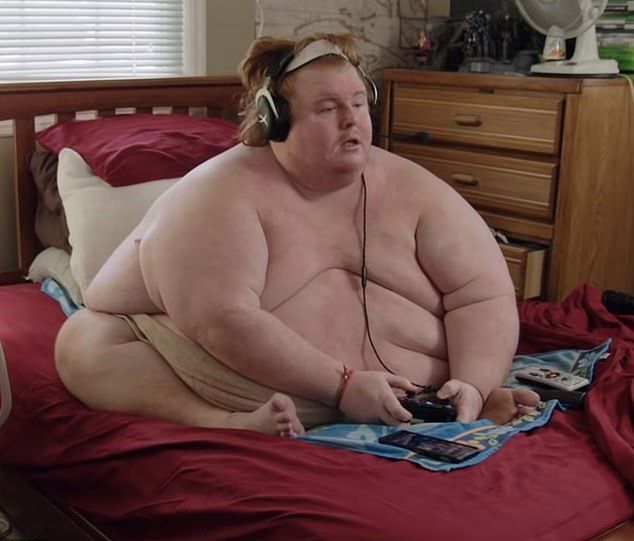 Casey całymi dniami gra nago w gry