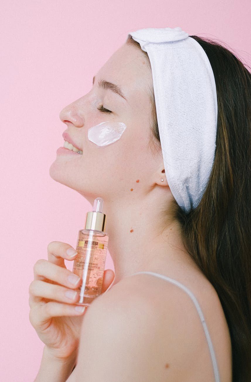 Kwasy dla cery tłustej i problematycznej – które warto wybrać?