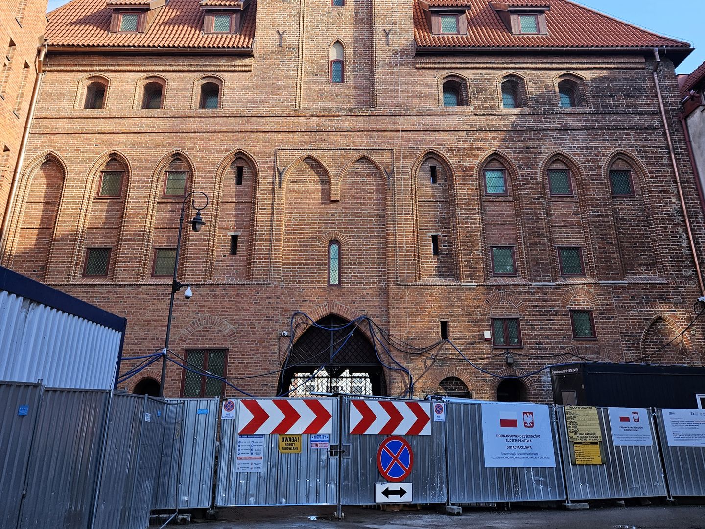 Przejście Długim Pobrzeżem zrobiło się bardzo wąskie