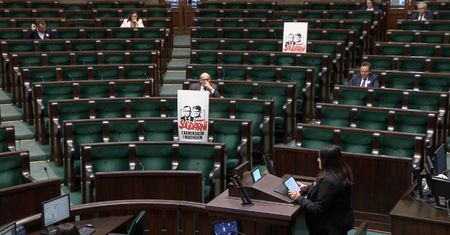 Trwała debata ws. Sienkiewicza. 6 posłów PiS i dwa kartony
