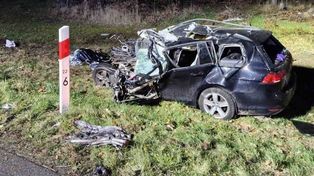 Śmiertelny wypadek na DK92. Volkswagen zmiażdżony po zderzeniu z ciężarówką (ZDJĘCIA)