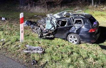 Śmiertelny wypadek na DK92. Volkswagen zmiażdżony po zderzeniu z ciężarówką (ZDJĘCIA)