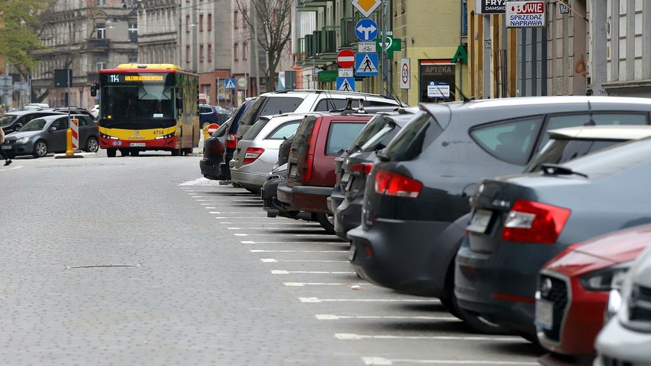 W pierwszej kolejności, czyli w latach 2026-2027, płatne parkowanie obejmie całe osiedla: Powstańców Śląskich (częściowo już w 2025 roku), Nadodrze i Ołbin.