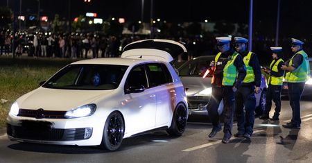 Nalot policji. Dowody rejestracyjne "leciały" hurtowo