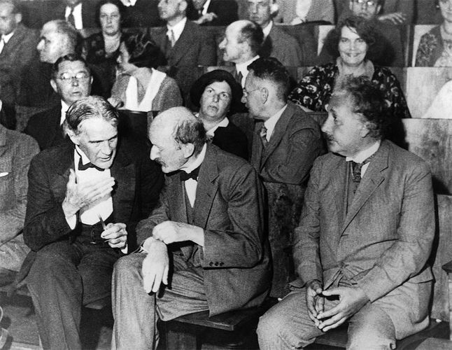 Wydarzenia naukowe również były oblegane przez pierwszych fotoreporterów. Na zdjęciu z sesji Towarzystwa Fizycznego (28 lipca 1931 roku) możecie zobaczyć: Robera Williamsa Wooda, Maxa Plancka oraz Alberta Einsteina.