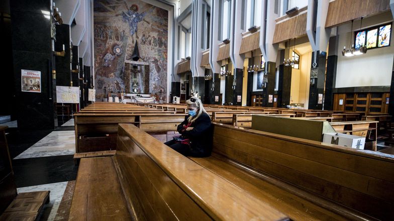 Rzym. Samotna kobieta w pustym kościele.