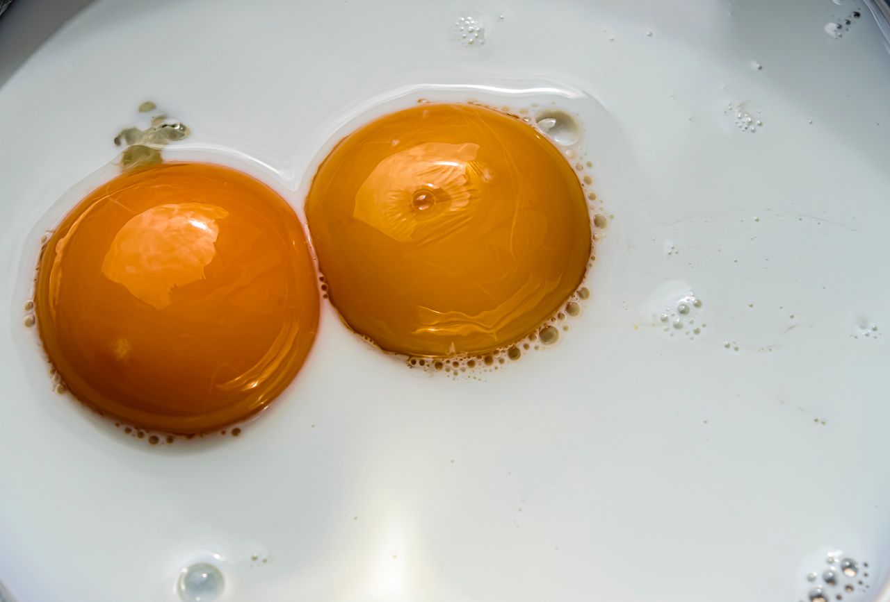Experts believe that the color of the yolk matters.