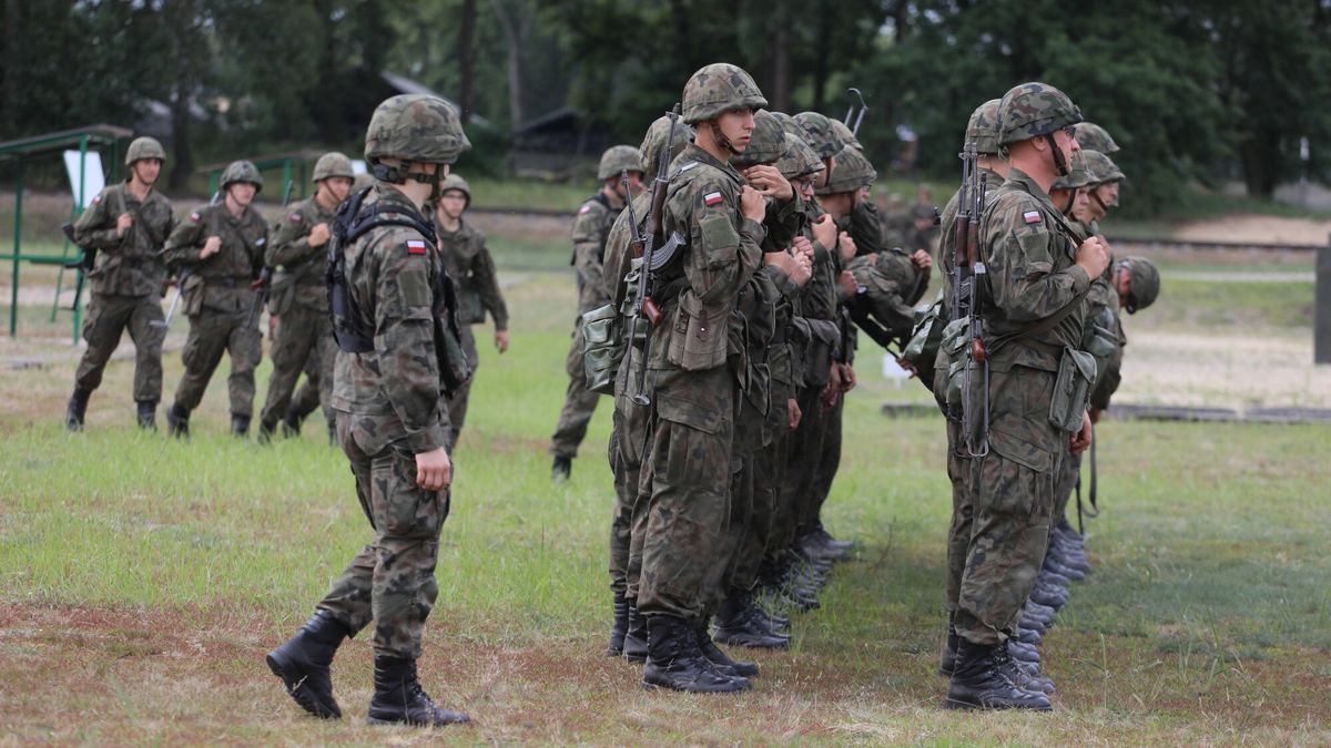 Wojsko szkoli ochotnik�w i rezerwist�w
Fot. Jakub Kaminski/East News,  Warszawa, 23.07.2020.  1. Warszawska Brygada Pancerna. Spotkanie z ochotnikami i zolnierzami odbywajacymi szkolenie w ramach sluzby przygotowawczej, z udzialem ministra obrony narodowej Mariusza Blaszczaka.
Jakub Kaminski