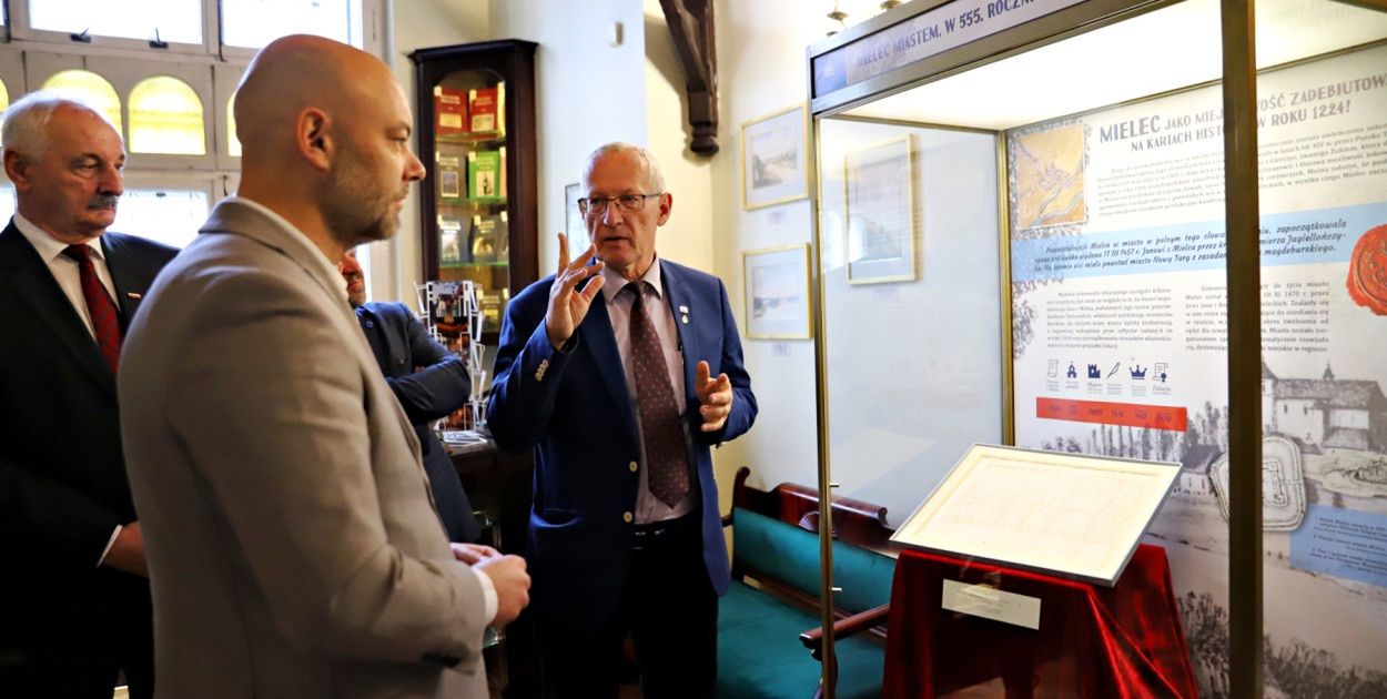 Mielec: Uroczyste odsłonięcie XVII-wiecznej kopii aktu lokacyjnego w Pałacyku Oborskich