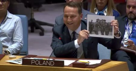 Dosadna odpowiedź Sikorskiego do ambasadora Rosji. Pokazał też zdjęcie