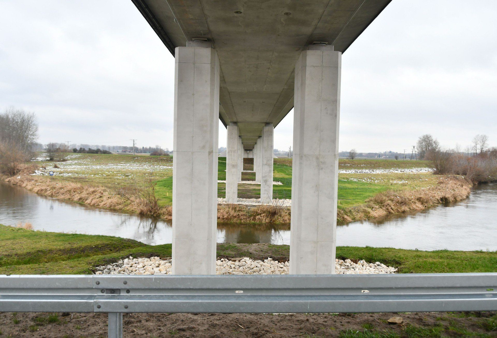 Pod mostem na Nidzie w Nowym Korczynie.