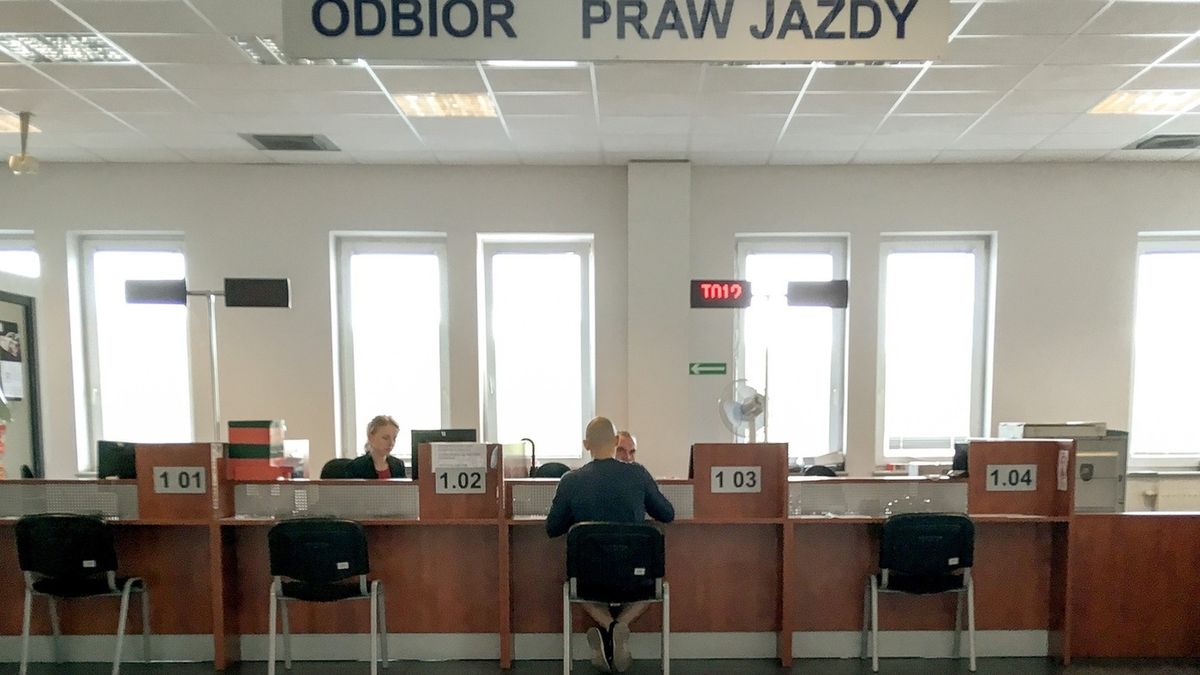 Na odbiór prawa jazdy trzeba czekać... no właśnie, nie wiadomo ile. Bywa z tym różnie, ale bez wychodzenia z domu możesz sprawdzić, kiedy udać się do urzędu.